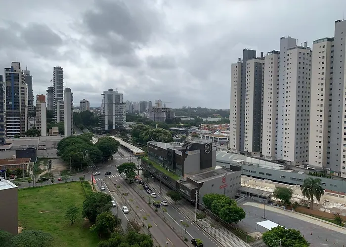 1103- Apartamento Encantador, amplo e decorado, mobiliario moderno, cozinha completa com utensílios , Excelente vista da cidade e localização privelegiada no bairro Bigorrilho