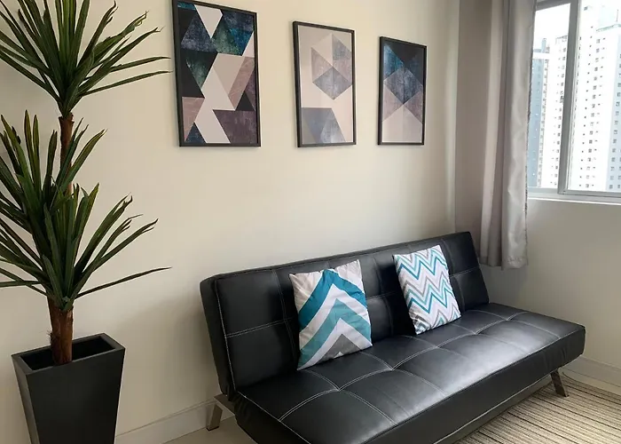 1103- Apartamento Encantador, amplo e decorado, mobiliario moderno, cozinha completa com utensílios , Excelente vista da cidade e localização privelegiada no bairro Bigorrilho