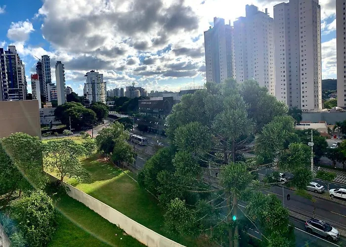1103- Apartamento Encantador, amplo e decorado, mobiliario moderno, cozinha completa com utensílios , Excelente vista da cidade e localização privelegiada no bairro Bigorrilho